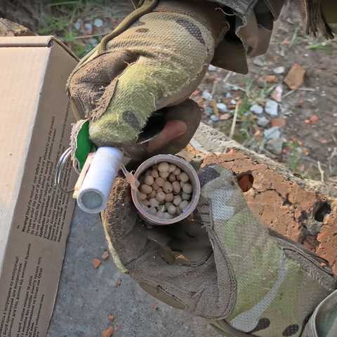 Страйкбольна граната Граніт SQB (Горох), набір 40 шт середньої потужності з чекою, начинка Горох, для страйкболу